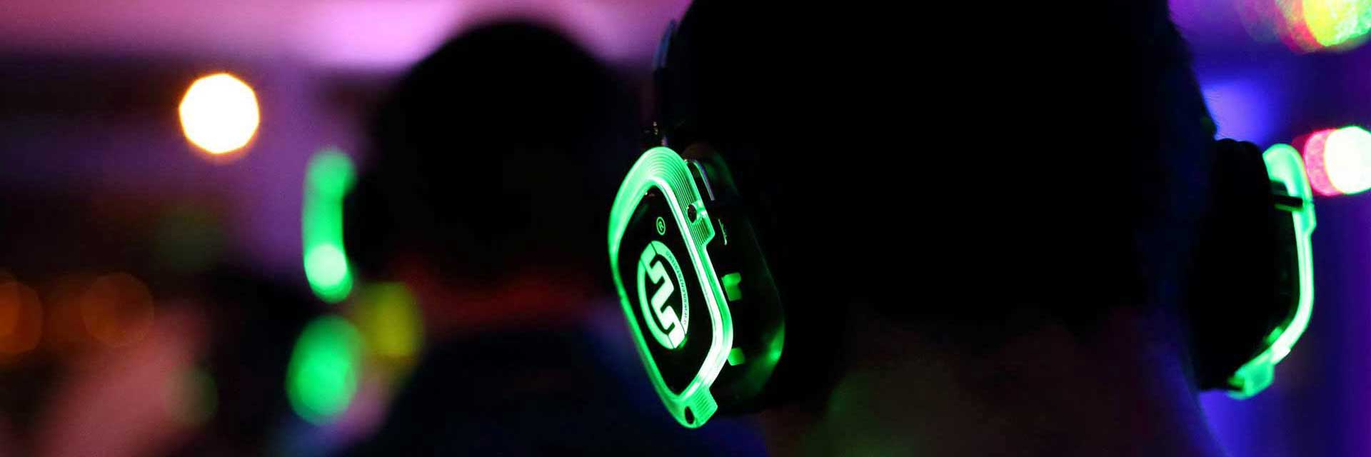 Casque silent party lumineux dans le noir