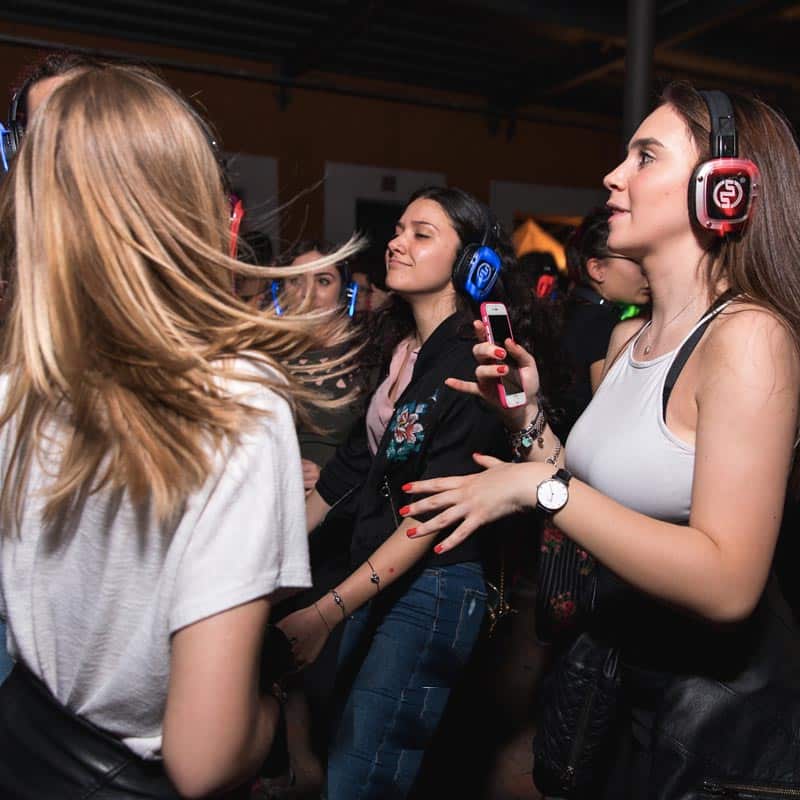 Jeunes femmes qui dansent avec des casques silent party lors d’un EVJF