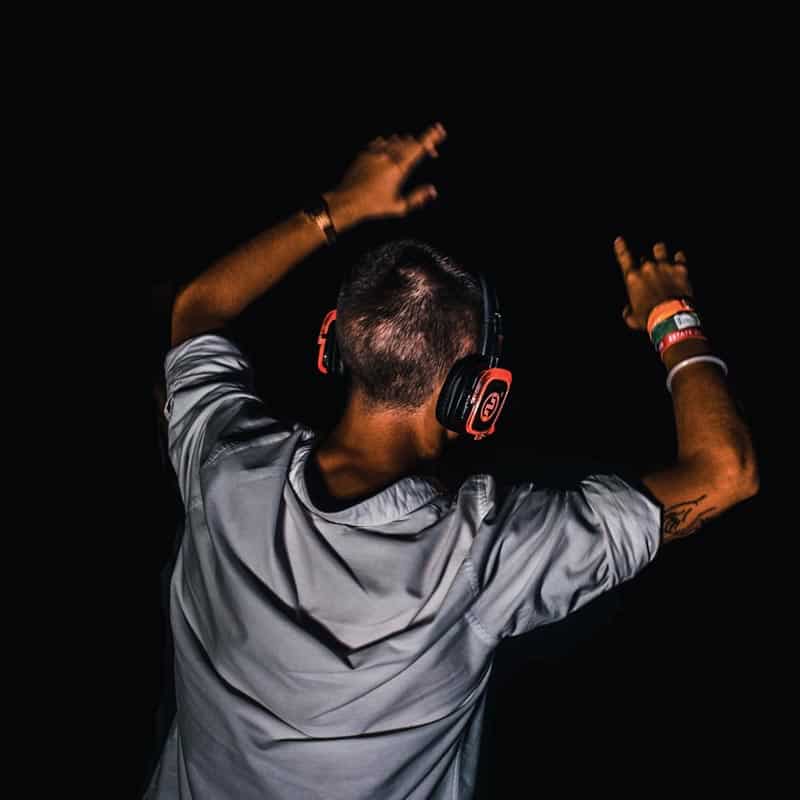 Amis qui dansent avec des casques silent party lumineux