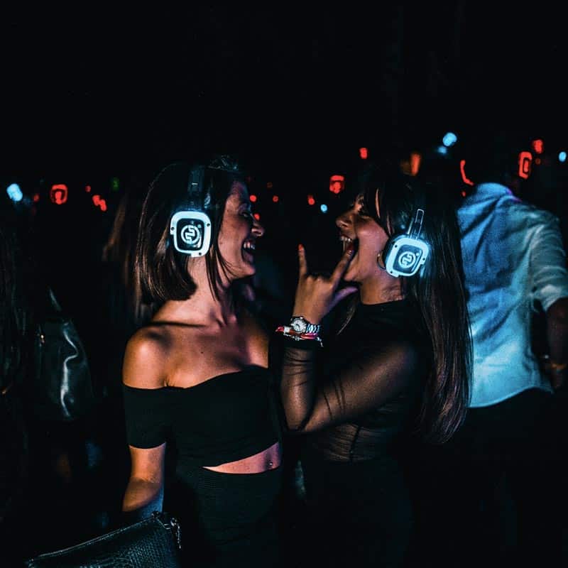 Voisins qui dansent avec des casques silent party