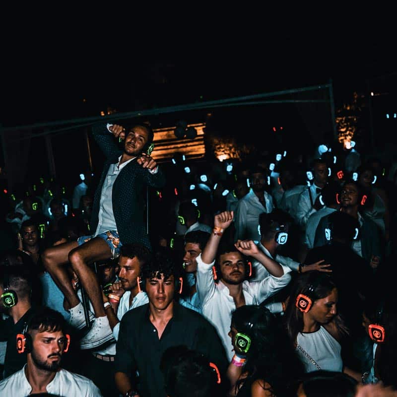 Étudiants avec des casques lumineux lors d’une soirée