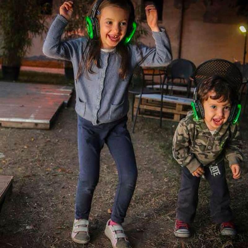 Amis qui dansent avec des casques silent party lumineux