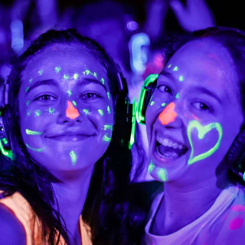 Jeunes femmes maquillées fluo avec des casques silent party