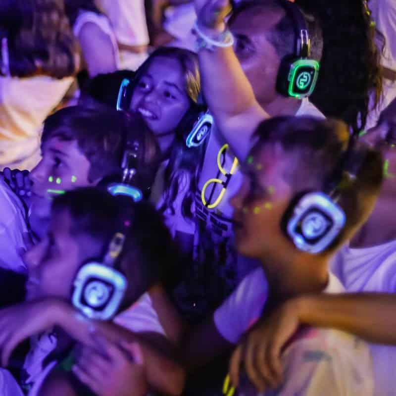 Amis qui dansent avec des casques silent party lumineux