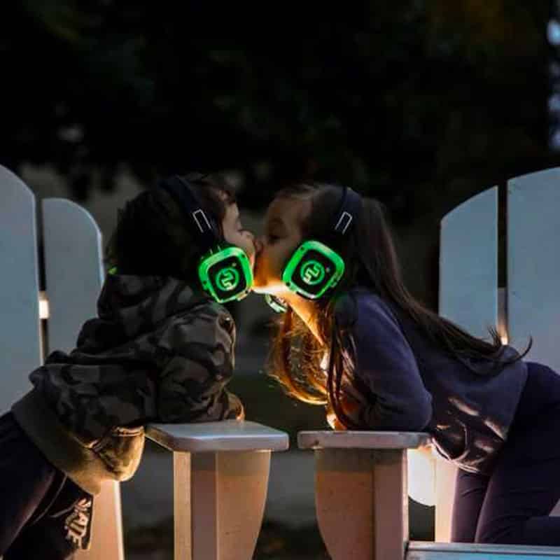 Amis qui dansent avec des casques silent party lumineux