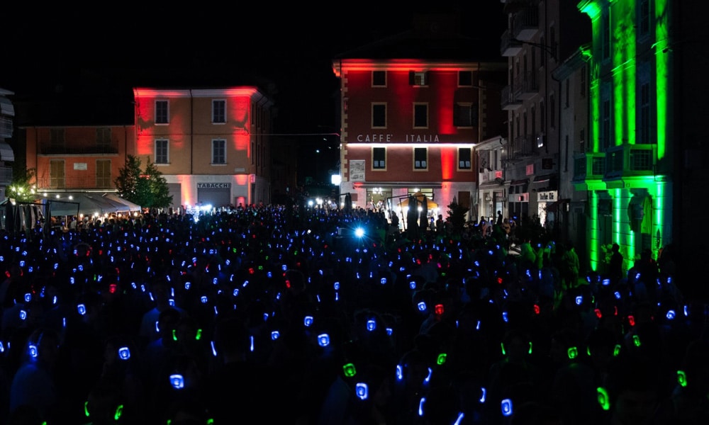 Fête de nuit en plein air avec des casques silent party bleus